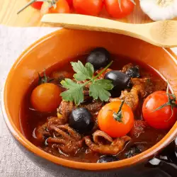 Октопод с доматен сос и маслини