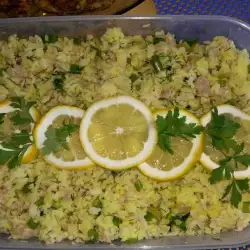 Ориз с риба тон, зелен лук и маслини