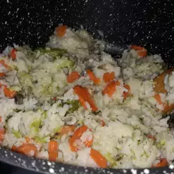 Ориз със замразени зеленчуци и гъби