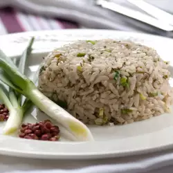 Ориз на фурна с пресен лук