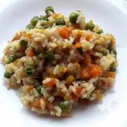 Задушен ориз със зеленчуци на тиган