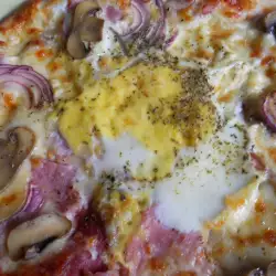 Домашна пица с бекон и яйца