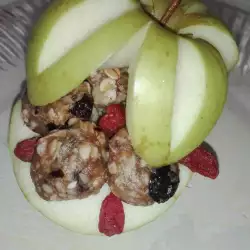 Пълнена ябълка със сурови бонбонки