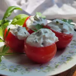 Пълнени домати със скир и подправки