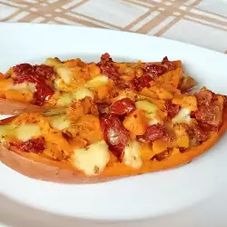 Пълнени сладки картофи със сушени домати и моцарела