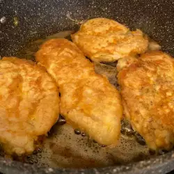 Панирани пилешки филенца с яйца и галета