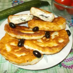 Пържени питки с маслини, извара и сирене