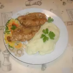 Пилешки пържолки със сос и картофено пюре