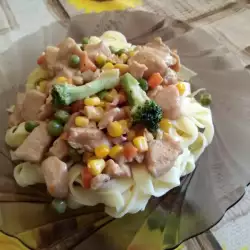 Талиатели с пиле и замразени зеленчуци