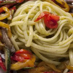 Пикантни спагети със зеленчуци и мед