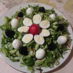Великденска салата с фаршировани яйца и рози от репички