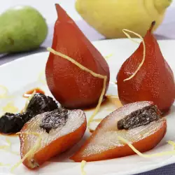 Десерт от круши и стафиди с винен сос