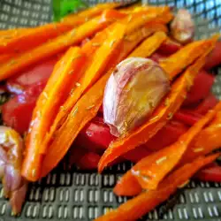 Печени чушки с моркови и чесън