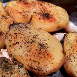 Чеснови печени картофи с мащерка и масло