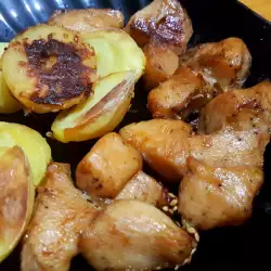 Печени картофи с пилешки късчета
