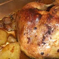 Печено пиле със гъби, картофи и чесън