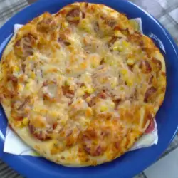 Пица с кашкавал, царевица, домати и чоризо