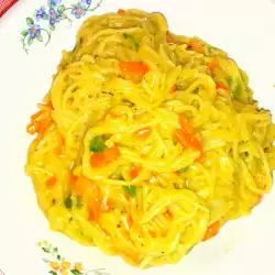 Пикантни спагети със зеленчуци и шарлан