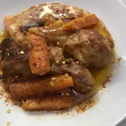 Пиле с моркови и сос
