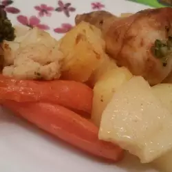 Пилешко със зеленчуци в собствен сос