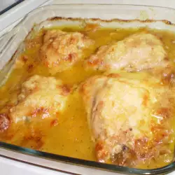 Пилешки бутчета в апетитен лучено-кашкавален сос