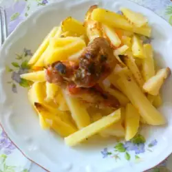 Вкусни пилешки крилца с картофи