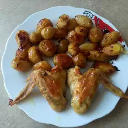 Печени пресни картофи с пилешки крилца