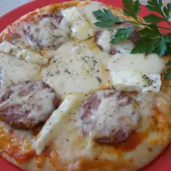 Пица с моцарела, топено сирене и колбас