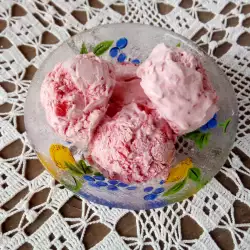Вкусен сладолед с малини