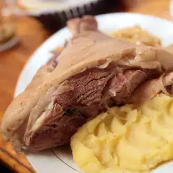 Варен свински джолан с картофи