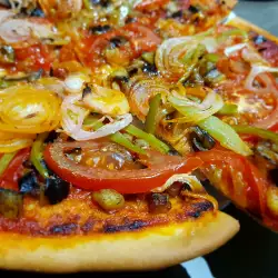 Пица с патладжан, лук и домати