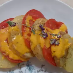 Редени картофи с бекон, домати и чедър