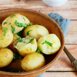 Бейби картофки с билкова салца