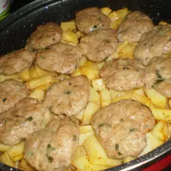 Печени пресни картофи с кюфтета