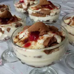 Пудинг ванилия с какаови бисквити и сладко от ягоди