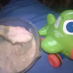 Бебешко пюре с банани и бисквити