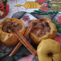 Коледни печени ябълки с пълнеж от орехи и стафиди