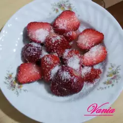 Най-бързия десерт - Ароматни ягоди, посипани със захар