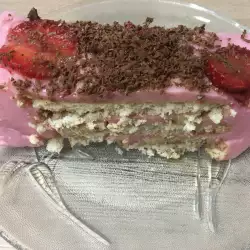 Детска бисквитена торта с ягоди