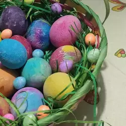 Боядисване на яйца с акрилна боя