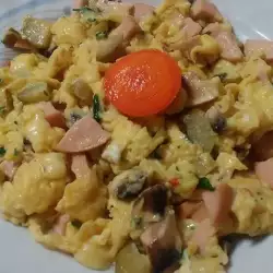 Бъркани яйца с колбас и гъби