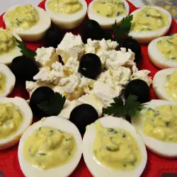 Яйца със сос от маслини