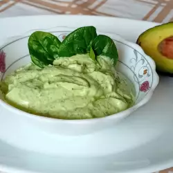 Разядка със спанак, авокадо и сирена