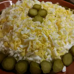 Зимна картофена салата с яйца и сирене