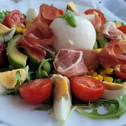 Италианска салата с бурата и авокадо