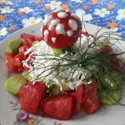 Салата с гъбка от краставица и домат