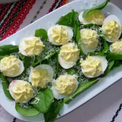 Спаначена салата с пълнени яйца