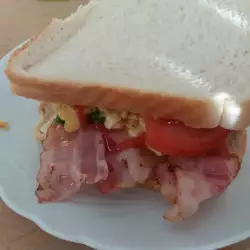 Сандвич с пържен бекон и бъркани яйца