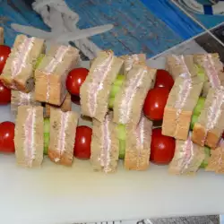 Студени сандвичи на шиш за пикник