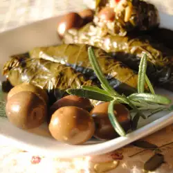 Сарми с ориз, маслини и стафиди